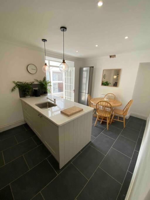 Beautiful 2 Bed End Terrace Victorian Town House Apartment Redruth Bagian luar foto