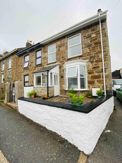 Beautiful 2 Bed End Terrace Victorian Town House Apartment Redruth Bagian luar foto